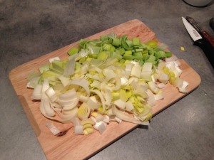 Coupez les poireaux en morceau pour faire la fondue