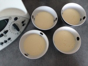 Mettre la crème anglaise dans de petits bols