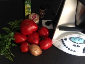 Voici les ingrédients pour la préparation du coulis de tomates avec le thermomix