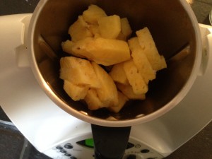 Ajouter les ananas surgelés dans le bol