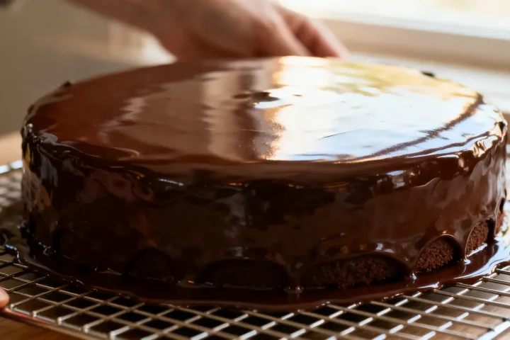Glaçage chocolat : méthode simple pour un résultat brillant